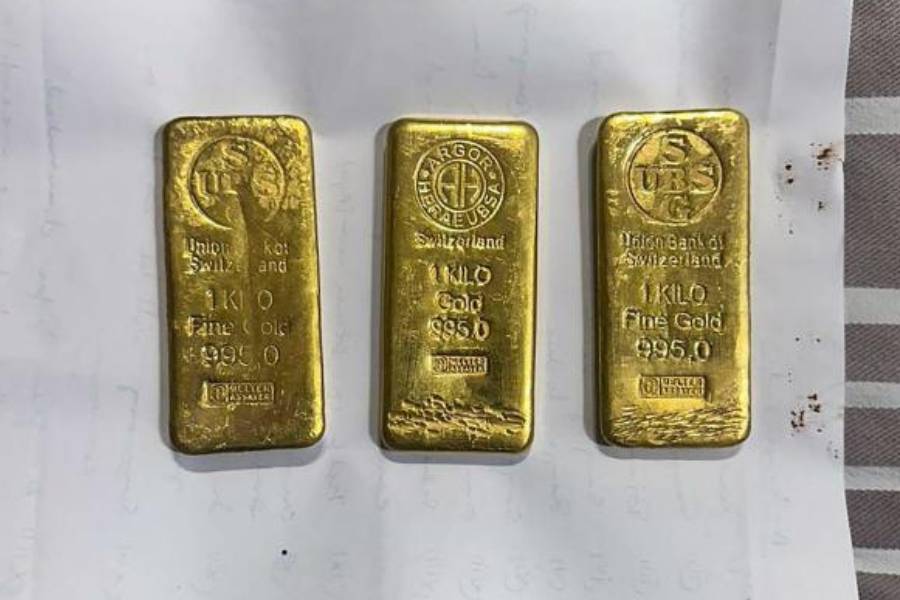 গত বছরের ডিসেম্বরে কংগ্রেসের রাজ্যসভার সাংসদ ধীরজ সাহুর বাড়ি, একাধিক সংস্থা এবং অফিস থেকে সাড়ে তিনশো কোটিরও বেশি টাকা উদ্ধারের ঘটনা দেখেছিল গোটা দেশ। 