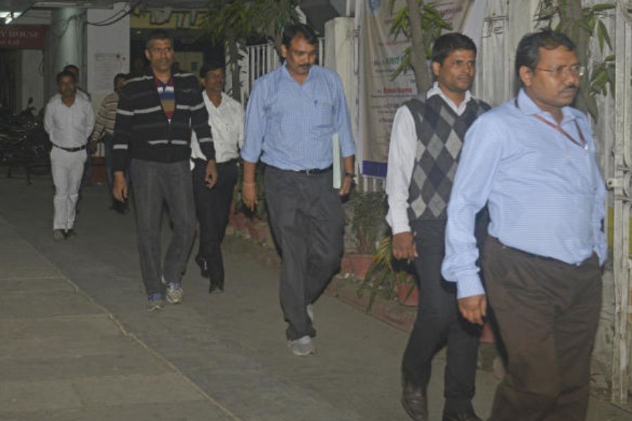 শুক্রবার সকাল সাড়ে ৭টা নাগাদ উত্তর ২৪ পরগনার সন্দেশখালিতে তৃণমূল নেতা শাহজাহান শেখের বাড়িতে হানা দেয় পাঁচ ইডি আধিকারিকের একটি দল। সঙ্গে কেন্দ্রীয় বাহিনীও ছিল।  