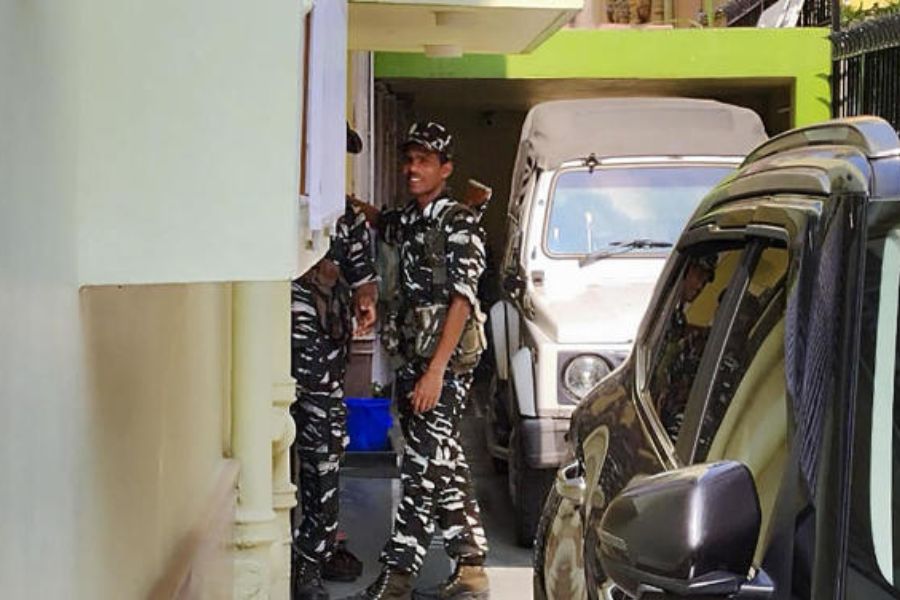 তৃণমূল বিধায়ক মানিক ভট্টাচার্য এবং জীবনকৃষ্ণ সাহাও গ্রেফতার হয়েছেন নিয়োগ ‘দুর্নীতি’তে। কিন্তু কোথাও সন্দেশখালির মতো এমন পরিস্থিতির মুখে পড়তে হয়নি কেন্দ্রীয় তদন্তকারী সংস্থাকে! 