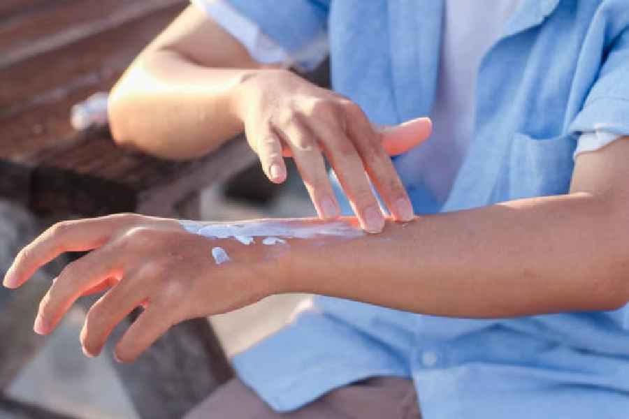 How to stay protected from suntan during winter.