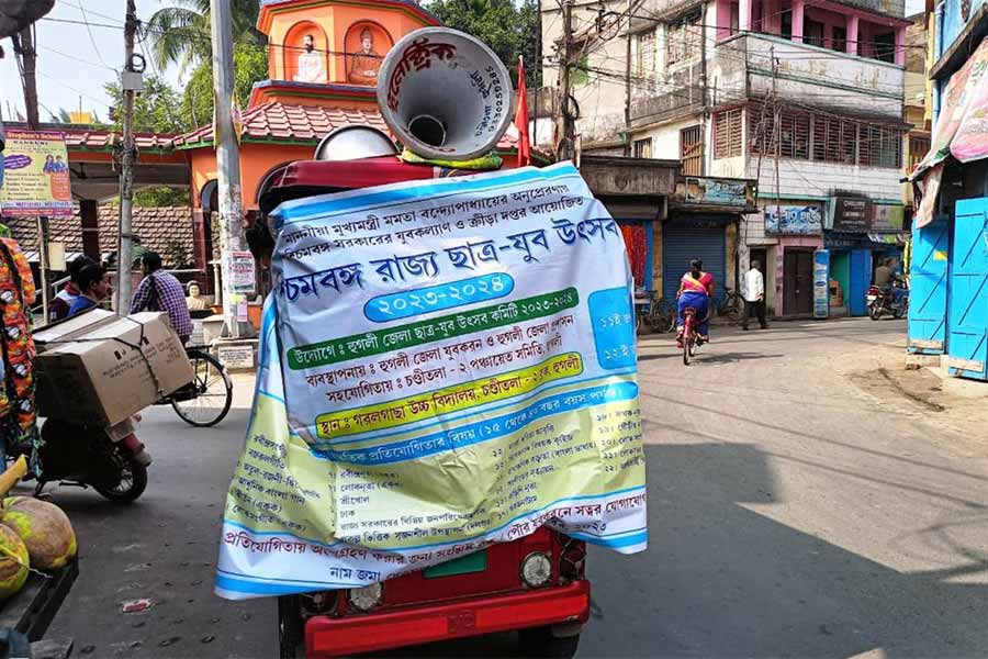 হুগলির চন্ডীতলার গরলগাছায় ছাত্র যুব উৎসবের জন্য তৈরী তোরণ এবং প্রচার গাড়ি।