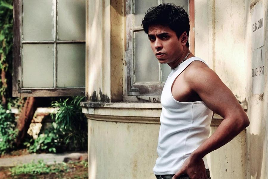 ১৯৯৪ সালে ১১ জুলাই ঝাড়খণ্ডের জামশেদপুরে জন্ম আদর্শের। বাবা-মা এবং ভাইয়ের সঙ্গে সেখানে থাকতেন তিনি। আদর্শের বাবা-মা দু’জনেই চাকরি করেন। বর্তমানে আদর্শের ভাই সিঙ্গাপুরে কর্মরত।