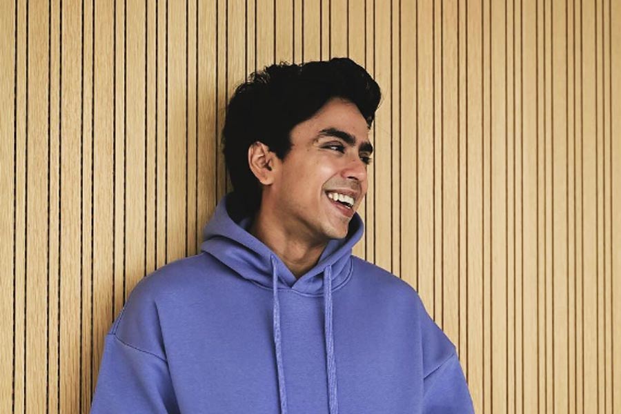 জামশেদপুরে স্কুলের পড়াশোনা শুরু করার পর পরিবার-সহ মুম্বই চলে যান আদর্শ। এক পুরনো সাক্ষাৎকারে তিনি জানিয়েছিলেন যে, তাঁর বাবার বদলির চাকরি হওয়ার কারণে ২০০৭ সালে জামশেদপুর থেকে মুম্বই চলে যান তাঁরা।