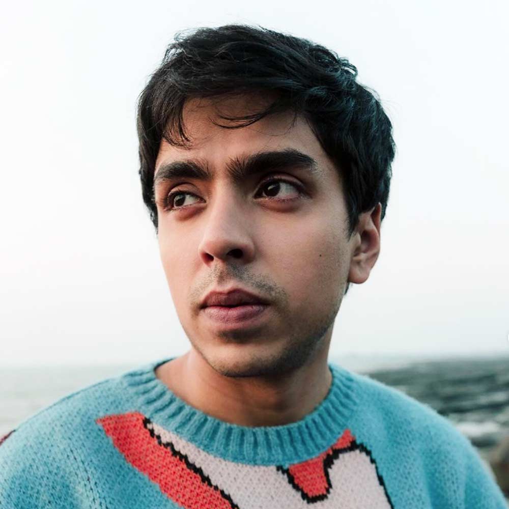 তবে অভিনয় নয়, ছোটবেলা থেকে শাস্ত্রীয় সঙ্গীতের প্রতি আগ্রহ ছিল আদর্শের। অভিনেতার বাবা-মা ভেবেছিলেন যে গানবাজনা নিয়েই কেরিয়ার গড়ে তুলবেন আদর্শ। কিন্তু পথ বদল করে অভিনয়ে নামেন তিনি।