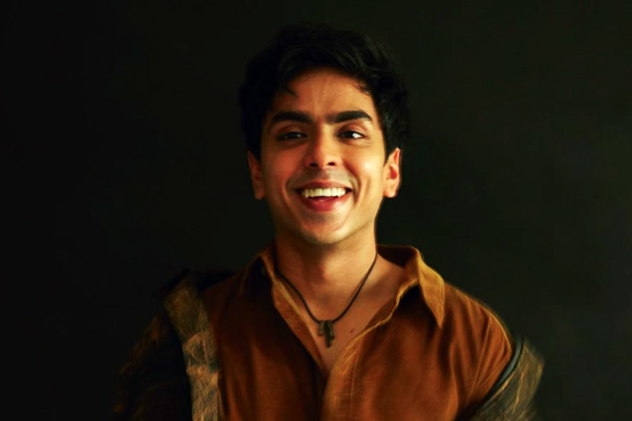 হিন্দি শাস্ত্রীয় সঙ্গীতের উপর ন’বছর প্রশিক্ষণ নেন আদর্শ। স্কুলে বন্ধুবান্ধবদের সঙ্গে নিজের ব্যান্ডও খোলেন তিনি। গানের বিভিন্ন অনুষ্ঠানে মঞ্চে পারফর্ম করতেন তিনি। সুভাষ ঘাই এবং ইলায়ারাজার মতো পরিচালকের ছবিতে গান গাওয়ার সুযোগ পান আদর্শ।