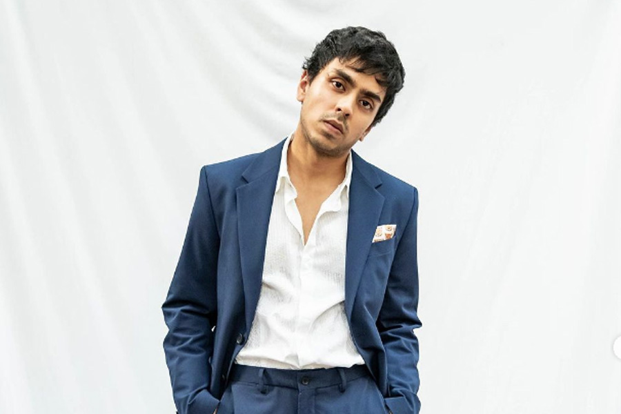 গানের সূত্র ধরেই অভিনয়ের সুযোগ পান বলে এক পুরনো সাক্ষাৎকারে জানিয়েছিলেন আদর্শ। তিনি বলেছিলেন, ‘‘নবম শ্রেণিতে পড়াকালীন একটি অনুষ্ঠানে গান করছিলাম আমি। সেখানেই আমাকে দেখে এক জন জিজ্ঞাসা করেছিলেন যে, আমি অভিনয় করতে চাই কি না। আমিও সঙ্গে সঙ্গে রাজি হয়ে যাই। তখন এত কিছু বুঝতাম না। শুধু চেয়েছিলাম আমায় যেন টেলিভিশনের পর্দায় দেখানো হয়।’’