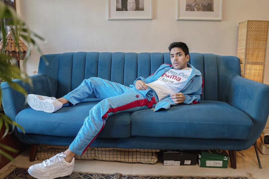 পড়াশোনার পাশাপাশি গানবাজনা নিয়ে ব্যস্ত থাকতেন আদর্শ। কলেজে পড়াকালীন নিজের ব্যান্ড তৈরি করেছিলেন তিনি। পরে সেই ব্যান্ড বন্ধ হয়ে যায়। অভিনয়ের প্রশিক্ষণও নিয়েছিলেন তিনি।