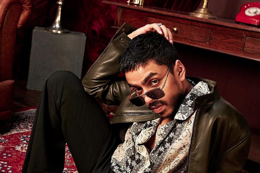 ১৪ বছর বয়সে বলি অভিনেতা জন আব্রাহমের সংস্থা প্রযোজিত ‘বানানা’ ছবিতে অভিনয় করেন আদর্শ। এর পর অনুরাগ কশ্যপের ‘ক্লিন শেভেন’ ছবিতে রাধিকা আপ্তের সঙ্গে অভিনয়ের সুযোগ পান তিনি।