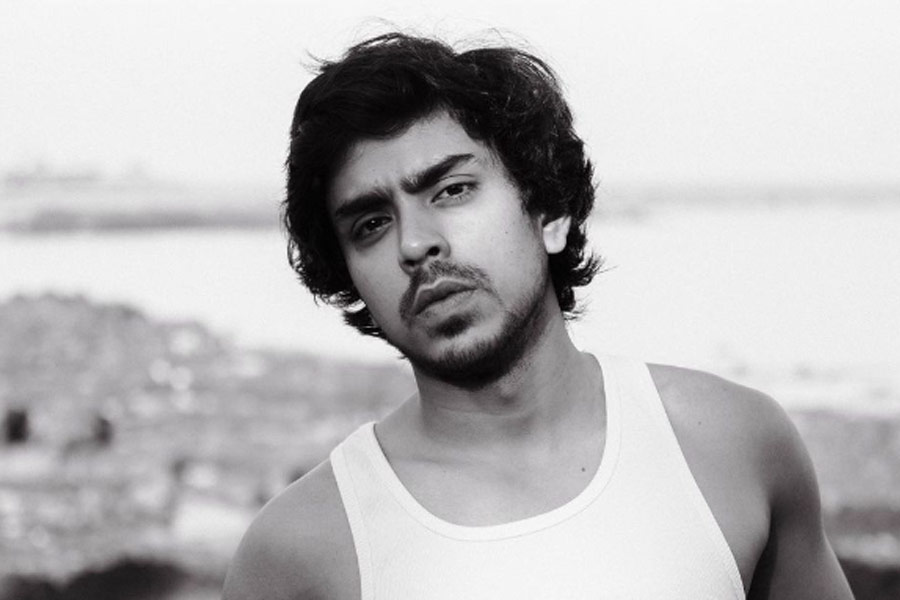 ‘হু কিলড মাই ভ্যালেন্টাইন’, ‘টুথএক’, ‘মিস্টার রেডিশ’, ‘কিস’ নামের স্বল্পদৈর্ঘ্যের একাধিক ছবির পাশাপাশি ‘ডাই ট্রায়িং’, ‘লীলা’, ‘হস্টেল ডেজ়’, ‘এক্সট্রাপোলেশনস’, ‘গানস অ্যান্ড গুলাবস’-এর মতো ওয়েব সিরিজ়ে অভিনয় করেছেন আদর্শ।