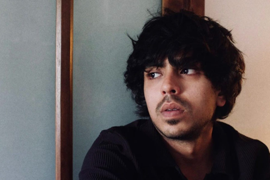 ২০২১ সালে নেটফ্লিক্সে মুক্তিপ্রাপ্ত ‘দ্য হোয়াইট টাইগার’ ছবিতে প্রিয়ঙ্কা চোপড়া জোনাস এবং রাজকুমার রাওয়ের সঙ্গে আদর্শের পাল্লা দিয়ে অভিনয়ও প্রশংসার্হ।