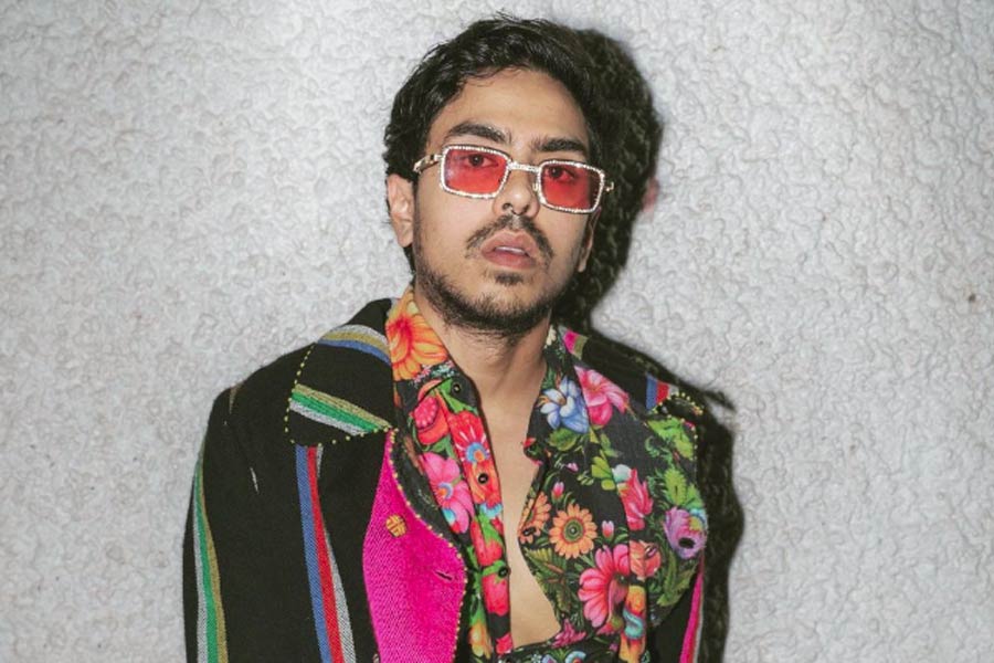 সম্প্রতি ইন্ডিয়া টুডেকে দেওয়া এক সাক্ষাৎকারে আদর্শ জানান যে তিনি হলিউডে পাড়ি দিতে চলেছেন। ‘অ্যালিয়েন’ নামের একটি শোয়ে অভিনয়ের সুযোগ পেয়েছেন তিনি।