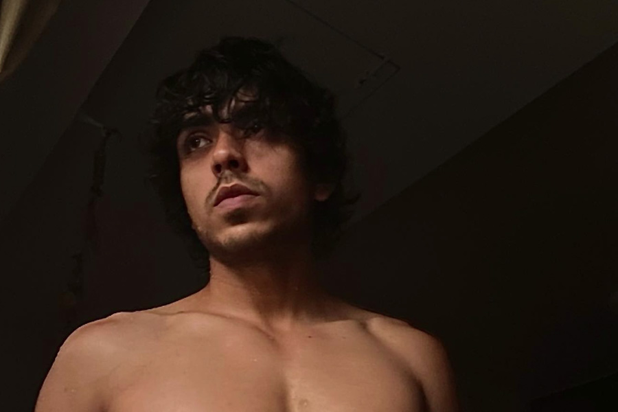 হিন্দি ছবি এবং ওয়েব সিরিজ়ে অভিনয়ের পাশাপাশি নামী সংস্থার বিজ্ঞাপনেও অভিনয় করতে দেখা গিয়েছে আদর্শকে। সমাজমাধ্যমে তাঁর অনুরাগীর সংখ্যাও নজরকাড়া। ইতিমধ্যেই ইনস্টাগ্রামে তাঁর অনুরাগীর সংখ্যা দু’লক্ষের গণ্ডি পার করে গিয়েছে।