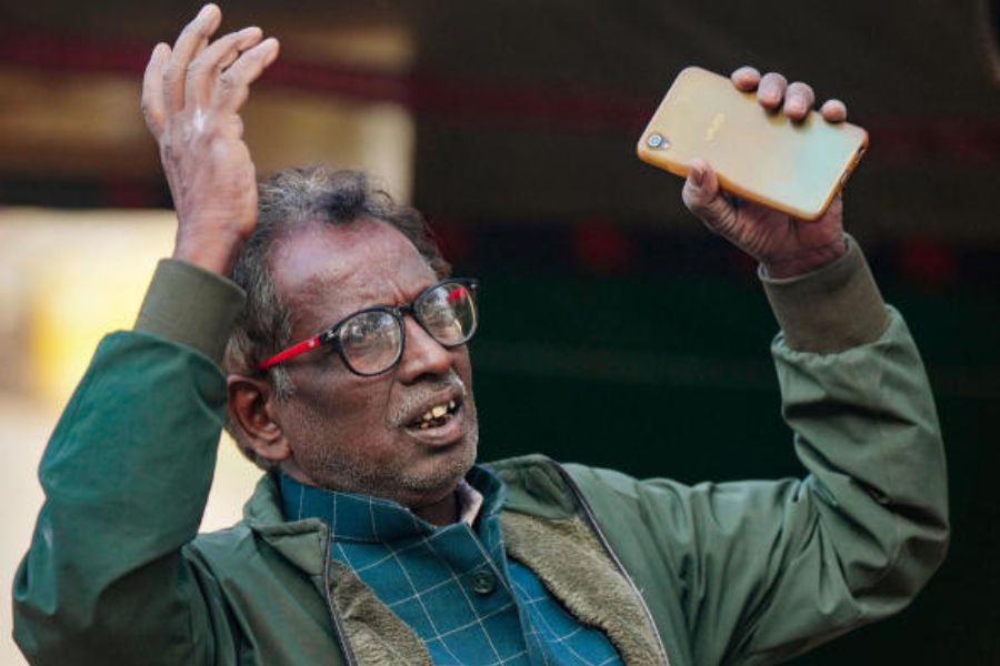  ট্রাস্টের তরফে রাষ্ট্রীয় স্বয়ংসেবক সঙ্ঘের (আরএসএস) কর্মীরা ইকবালের বাড়ি গিয়ে তাঁর হাতে আমন্ত্রণপত্রটি তুলে দেন।