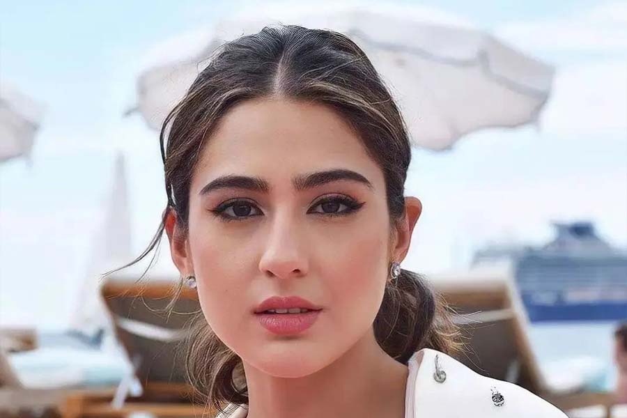 নতুন বছরে নিজের ইনস্টাগ্রাম অ্যাকাউন্ট থেকে তারকা-কন্যার সঙ্গে গোপন চ্যাট ফাঁস করলেন ওরহান অবত্রমানি ওরফে ওরি। সেই চ্যাটে উঠে এসেছে সইফ আলি খানের কন্যা সারা আলি খানের নামও। তারকা-কন্যাকে অপমান করতেও বাদ রাখেননি ওরি। তা সত্ত্বেও ওরির কাছে বার বার ক্ষমা চেয়েছেন ওই তারকা-কন্যা। কী এমন লেখা ছিল ওই চ্যাটে?