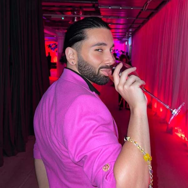 ঘড়ির কাঁটা তখন ভোর সাড়ে তিনটে পার করে গিয়েছে। তার পর থেকেই হোয়াট্‌সঅ্যাপে ওরিকে মেসেজ পাঠিয়েছিলেন পলক। পলকের সঙ্গে এই চ্যাটের স্ক্রিনশট নিজের ইনস্টাগ্রাম স্টোরিতে ভাগ করেছিলেন ওরি। পলককে সেই স্টোরিতে ট্যাগও করেছিলেন তিনি।