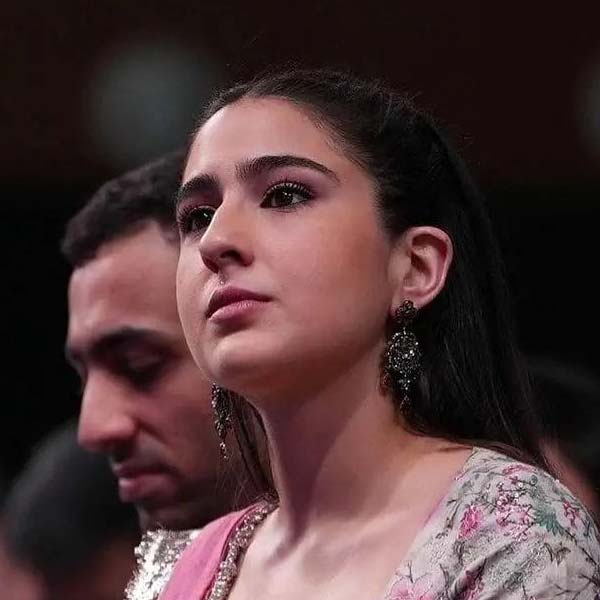 ওরির কাছে ক্ষমা চেয়ে পলক বলেন, ‘‘সারাকে শ্রদ্ধা করি বলেই আমি ক্ষমা চাইছি তোমার কাছে। আমি দুঃখিত।’’ কিন্তু পলককে ক্ষমা করতে রাজি হননি ওরি। তার পরিবর্তে পলককে কড়া কথা শুনিয়ে দেন ওরি।