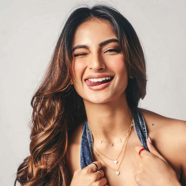 পলকের উদ্দেশে ওরি চ্যাটে লেখেন, ‘‘না। তুমি নিজের সম্মান রক্ষার্থে ক্ষমা চাইছ। কার সঙ্গে কী ভাবে কথা বলতে হয় তা তোমার জানা নেই।’’