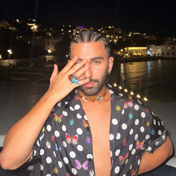 পলকের সঙ্গে চ্যাটের স্ক্রিনশট ভাগ করে নেওয়ার পর কটাক্ষের শিকার হয়েছেন ওরি। নেটব্যবহারকারীদের একাংশ দাবি করেছেন যে, জাহ্নবী, তাঁর বোন খুশি কপূর এমনকি শাহরুখ খানের কন্যা সুহানা খান হলেও এই রকম খারাপ ব্যবহার করতেন না ওরি।