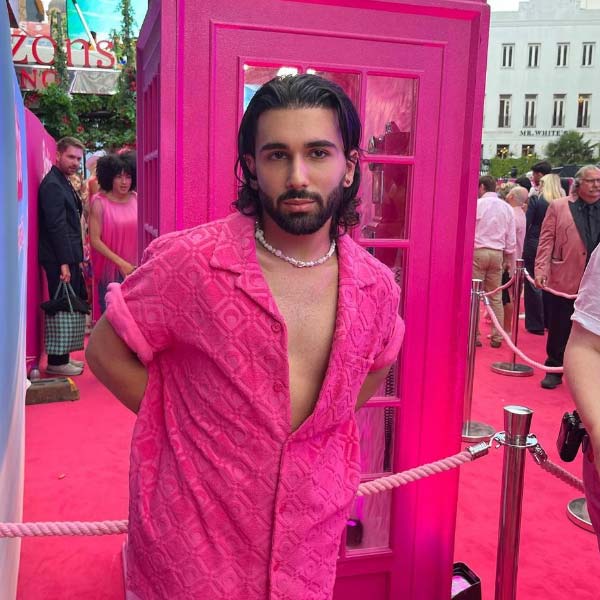 পলক কেনই বা ওরির কাছে ক্ষমা চাইলেন বা ওরি-পলকের চ্যাটে সারার কথাই বা কেন উঠে এল? সমাজমাধ্যমে ব্যক্তিগত কথা কেনই বা এ ভাবে ভাগ করে নিলেন ওরি? পলক-ওরির বিতর্কে প্রকাশ্যে এসেছে একাধিক প্রশ্ন।