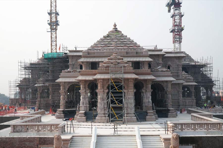 অযোধ্যা জুড়ে এখন সাজ সাজ রব। আর ১৬ দিন পরেই অযোধ্যার রামমন্দিরের উদ্বোধন। আগামী ২২ জানুয়ারি রামমন্দির উদ্বোধন উপলক্ষে ইতিমধ্যে অতিথিদের আমন্ত্রণপত্র পাঠানো শুরু হয়ে গিয়েছে। 