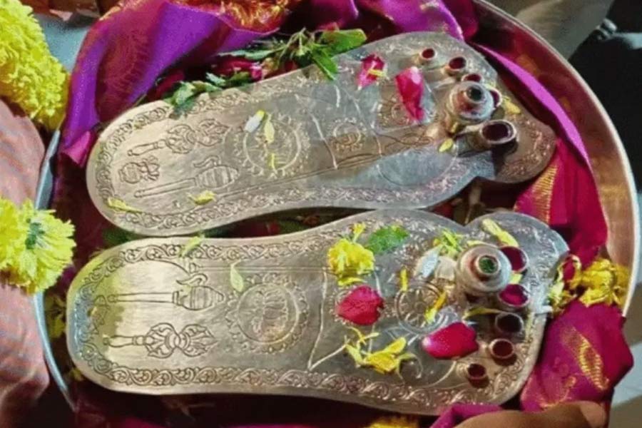 মন্দির উদ্বোধনের আগেই ‘রামের’ পাদুকা নিয়ে রাম জন্মভূমিতে পৌঁছচ্ছেন হায়দরাবাদের চরলা শ্রীনিবাস শাস্ত্রী। মাথায় রুপোর পাদুকা নিয়ে ১৩০০ কিলোমিটার পথ হেঁটে অযোধ্যা পৌঁছনোর পরিকল্পনা করেছেন তিনি। 