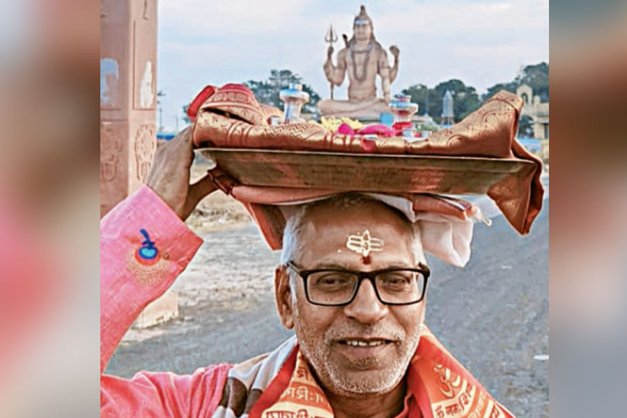 ২০২৩ সালের ২৮ অক্টোবর অন্ধ্রপ্রদেশের পূর্ব গোদাবরী জেলার ভেদুরপাক গ্রাম থেকে মাথায় রুপোর তৈরি পাদুকা নিয়ে পদযাত্রা শুরু করেছেন তিনি।