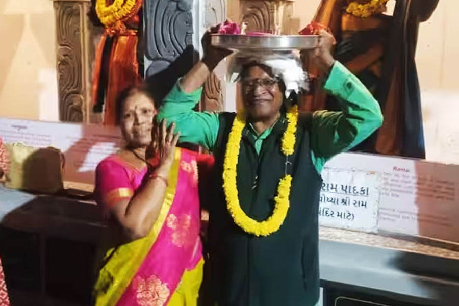 রুপোর তৈরি পাদুকার মূল্য ১ কোটি ২০ লক্ষ টাকা। এক একটি পাদুকার ওজন আট কিলোগ্রাম।