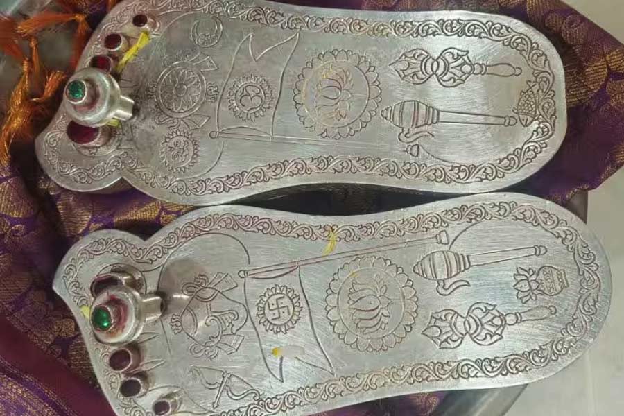 সোনার পাতে মোড়ানোর পর পাদুকাজোড়ার এক একটির ওজন বেড়ে দাঁড়িয়েছে ১২.৫ কিলোগ্রাম। 