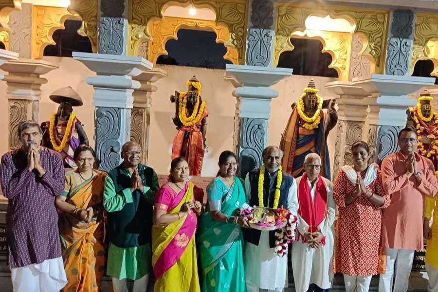 সংবাদ সংস্থা সূত্রে খবর, পাদুকা দু’টি মাথায় নিয়ে প্রতি দিন ৩৮ কিলোমিটার পথ হেঁটে যাচ্ছেন চরলা। আগামী ১৩ জানুয়ারি রাম জন্মভূমিতে পৌঁছনোর সম্ভাবনা রয়েছে তাঁর।