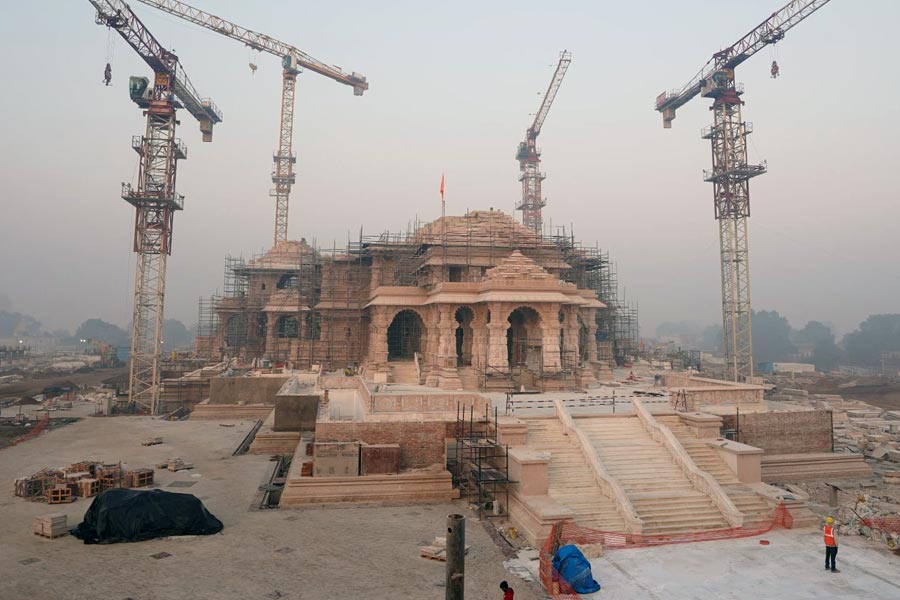 এই প্রথম নয়, এর আগেও অযোধ্যা রামমন্দিরে মূল্যবান বস্তু দান করেছেন চরলা। মন্দির শিলান্যাসের সময় আটটি রুপোর ইট মন্দিরে দান করেছিলেন তিনি। প্রতিটি ইটের ওজন ছিল আড়াই কিলোগ্রাম। 