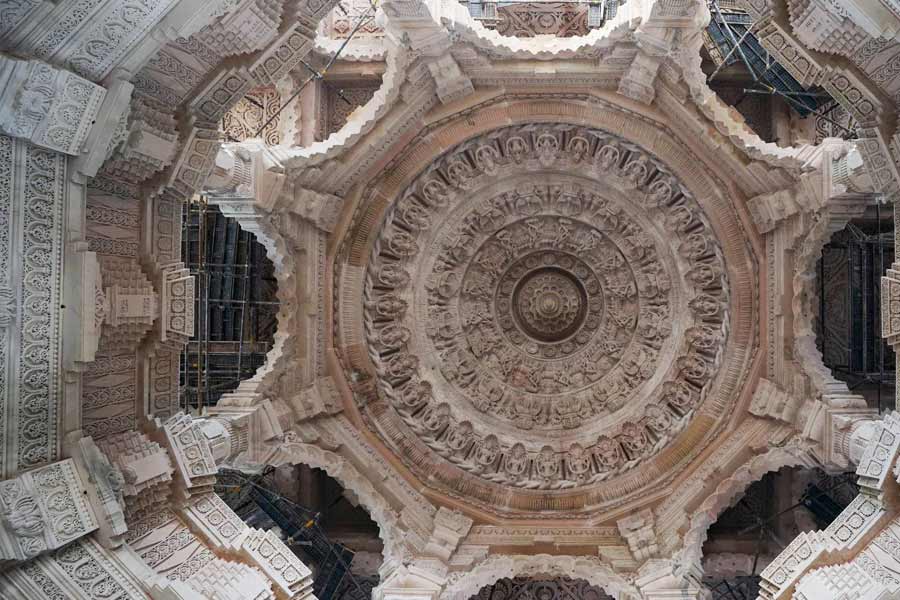 মন্দির উদ্বোধনের দিন অযোধ্যায় যে ভিড় উপচে পড়তে পারে, সেই আশঙ্কা আগে থেকেই করেছে উত্তরপ্রদেশ প্রশাসন। সম্প্রতি বিভিন্ন সংবাদমাধ্যমের রিপোর্টেও দাবি করা হয়েছে যে, শহরের বেশির ভাগ হোটেলেই তিন দিন অর্থাৎ, ২১ থেকে ২৩ জানুয়ারি পর্যন্ত বুকিং করে রেখেছেন বহু মানুষ। উদ্বোধন অনুষ্ঠানে হাজির থাকতে আগে থেকেই অযোধ্যায় পৌঁছে যাচ্ছেন দেশের বিভিন্ন প্রান্তের ভক্তেরা।