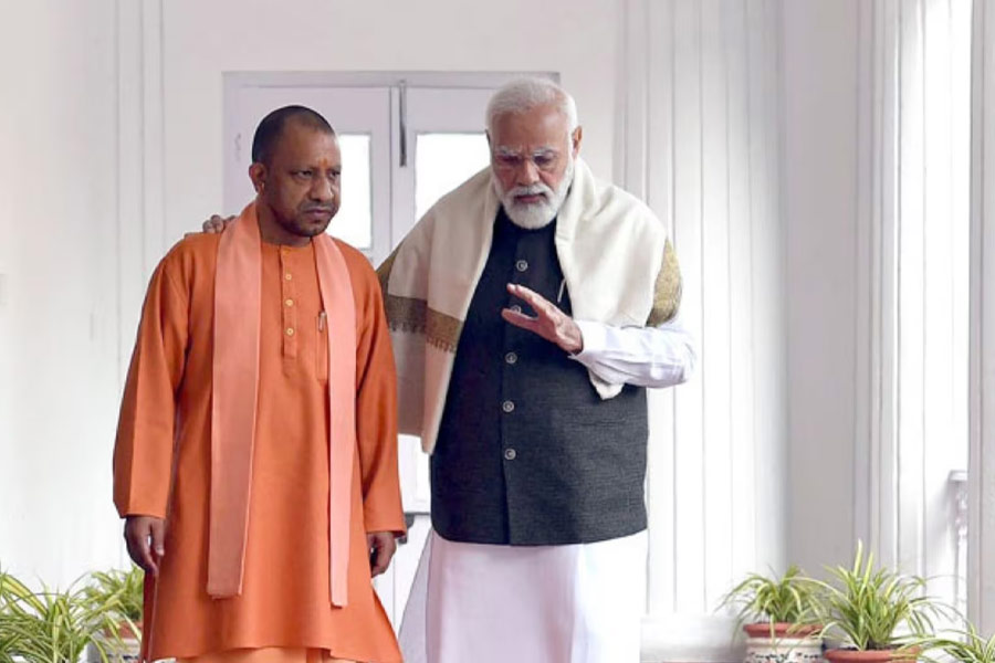 দর্শনার্থীদের পাশাপাশি অযোধ্যার রামমন্দির উদ্বোধনের সময় উপস্থিত থাকবেন দেশের প্রধানমন্ত্রী নরেন্দ্র মোদী এবং উত্তরপ্রদেশের মুখ্যমন্ত্রী যোগী আদিত্যনাথ। শিল্পপতি থেকে ক্রিকেট তারকা— দেশ-বিদেশের নামী ব্যক্তিত্বরা রয়েছেন নিমন্ত্রিত অতিথিদের তালিকায়।