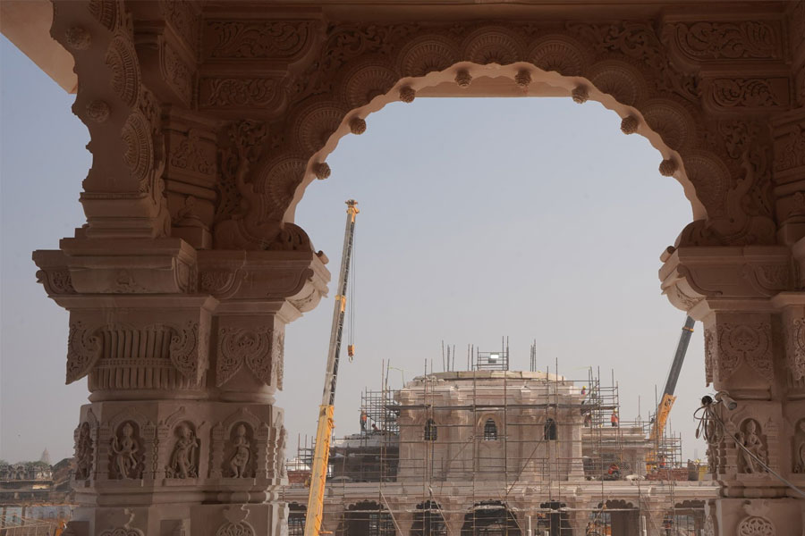 অমিতাভ বচ্চন, অনুপম খের, আলিয়া ভট্ট, রণবীর কপূর, অক্ষয় কুমার, মাধুরী দীক্ষিত, সঞ্জয় লীলা ভন্সালী, মধুর ভান্ডরকর, টাইগার শ্রফ, রাজকুমার হিরানি, আয়ুষ্মান খুরানা, অজয় দেবগন, সানি দেওল, কঙ্গনা রানাউতের মতো বলি তারকাদের আমন্ত্রণপত্র পাঠানো হয়েছে।