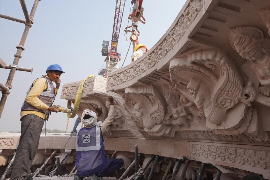 বলি তারকাদের পাশাপাশি আমন্ত্রণপত্র পাঠানো হয়েছে দক্ষিণী তারকা রজনীকান্ত, চিরঞ্জীবী, মোহনলাল, ধনুশ, যশ, ঋষভ শেট্টি এবং প্রভাসকেও।