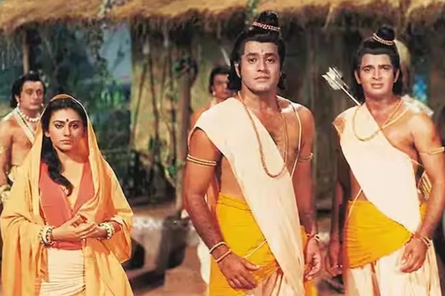 আশির দশকে রামানন্দ সাগরের ‘রামায়ণ’ হিন্দি ধারাবাহিকে রামের চরিত্রে অভিনয় করেছিলেন অরুণ গোভিল এবং সীতার চরিত্রে অভিনয় করেছিলেন দীপিকা চিখলিয়া। রামমন্দিরের উদ্বোধনী অনুষ্ঠানে আমন্ত্রণ জানানো হয়েছে অরুণ এবং দীপিকাকেও।