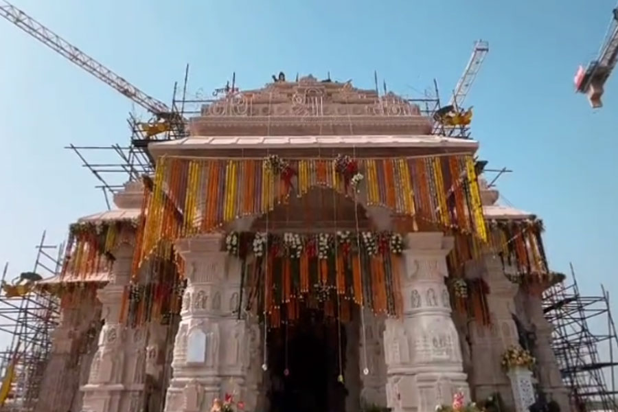 শচীন তেন্ডুলকর, বিরাট কোহলি থেকে শুরু করে আমন্ত্রিতদের তালিকায় রয়েছেন রতন টাটা, মুকেশ অম্বানী, গৌতম আদানির মতো শিল্পপতিরা।