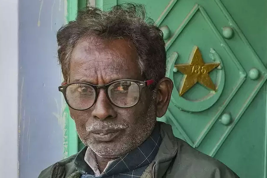 বাবরি মসজিদ মামলাকারীও ব্রাত্য নন আমন্ত্রিতদের তালিকায়। বাবরি মসজিদ-রাম জন্মভূমি মামলায় অন্যতম প্রতিনিধি ছিলেন ইকবাল আনসারি। মুসলিম পক্ষের প্রধান মামলাকারীদের মধ্যে থাকা ইকবালকেও অযোধ্যায় মন্দির নির্মাণের দায়িত্বপ্রাপ্ত ‘শ্রীরাম জন্মভূমি তীর্থক্ষেত্র ট্রাস্ট’-এর তরফে আমন্ত্রণ জানানো হয়েছে।