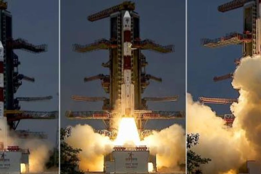 সেখান থেকে সূর্য আরও কয়েক কোটি কিলোমিটার দূরে। সূর্য এবং পৃথিবীর দূরত্ব ১৫ কোটি কিলোমিটার। তার মাত্র এক শতাংশ পেরিয়েছে আদিত্য-এল১। পৃথিবী থেকে তার দূরত্ব ১৫ লক্ষ কিলোমিটার।