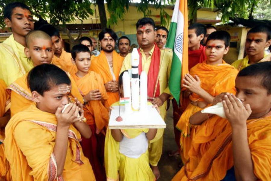আদিত্য-এল১-কে ধাক্কা দিয়ে নির্দিষ্ট কক্ষপথে পৌঁছে দেওয়াই এখন ইসরোর সামনে চ্যালেঞ্জ। কারণ অত্যন্ত সাবধানে ওই কাজ করতে হবে।