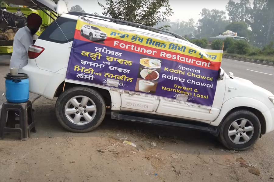 A man using Toyota fortuner as a dhaba on wheels.