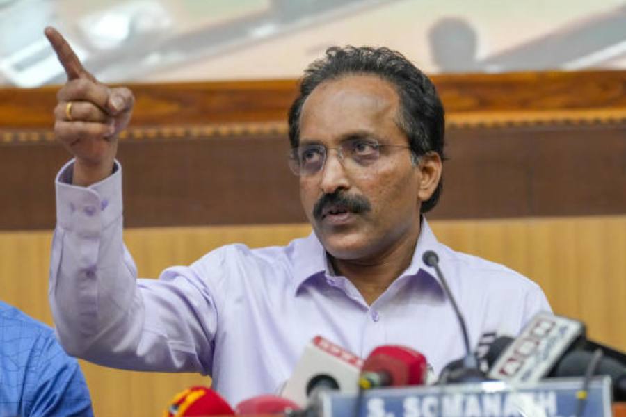 সৌরযানকে নির্দিষ্ট কক্ষপথে পৌঁছে দেওয়ার কাজ সফল হলে বছরের শুরুতে আরও এক সাফল্যের পালক জুড়বে ইসরোর মুকুটে। এল১ পয়েন্টে সূর্য এবং পৃথিবীর মাধ্যাকর্ষণ বলের প্রভাবে ঘুরতে থাকবে সৌরযান।