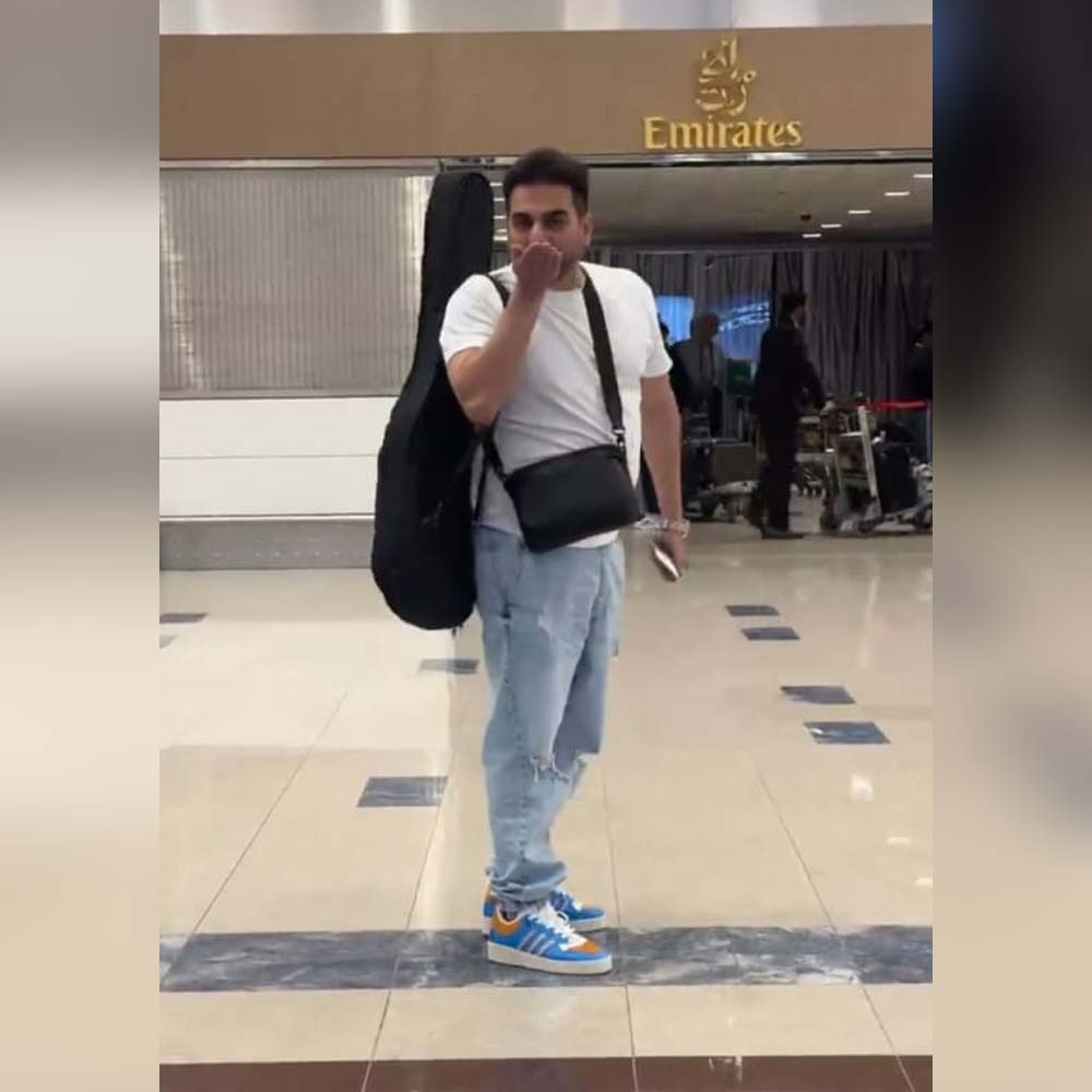 Arbaaz Khan gives Flying kiss to wife Sshurah khan at airport