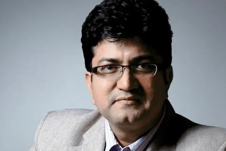 বলিউডের ছবিতে গানের কলি লেখার জন্য জনপ্রিয় প্রসূন জোশী। বিশ্ব হিন্দু পরিষদ সূত্রে খবর, রামমন্দিরের উদ্বোধনী অনুষ্ঠানে আমন্ত্রণ জানানো হয়েছে প্রসূনকে।