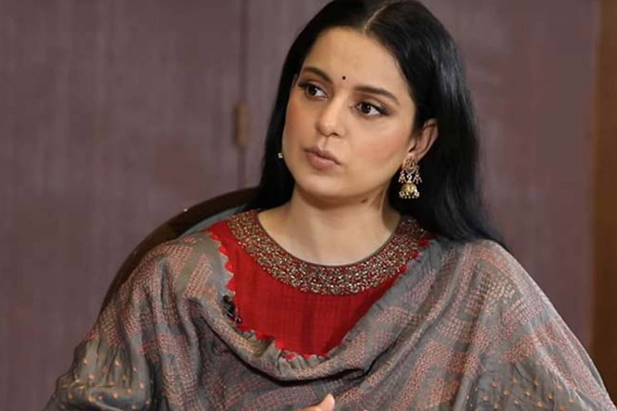 রামমন্দিরের উদ্বোধনী অনুষ্ঠানের আমন্ত্রণ পাওয়ার পর বলি অভিনেত্রী কঙ্গনা রানাউত তাঁর সমাজমাধ্যমে অনুরাগীদের সঙ্গে সেই আমন্ত্রণপত্রের ভিডিয়ো ভাগ করে নিয়েছেন। আমন্ত্রণপত্র রয়েছে গেরুয়া রঙের একটি ব্যাগের ভিতর। ব্যাগের উপরে লেখা ‘রামমন্দির অযোধ্যা’। ব্যাগটি খুললে ভিতরে একটি কাঠের বাক্স।