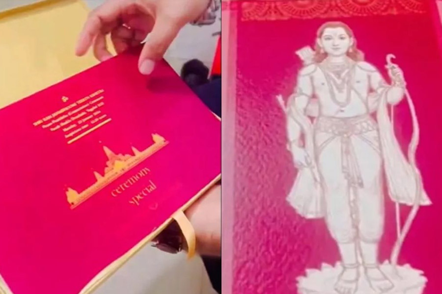 বাক্সের মাঝে রয়েছে রামের প্রতিকৃতি, হাতে ধরা তির-ধনুক। সঙ্গে সূর্যের প্রতীক। আমন্ত্রণপত্রের বাক্সের উপরেও রয়েছে একই কথা লেখা এবং প্রতীক আঁকা। পাশাপাশি রয়েছে রামমন্দিরের অবয়ব।