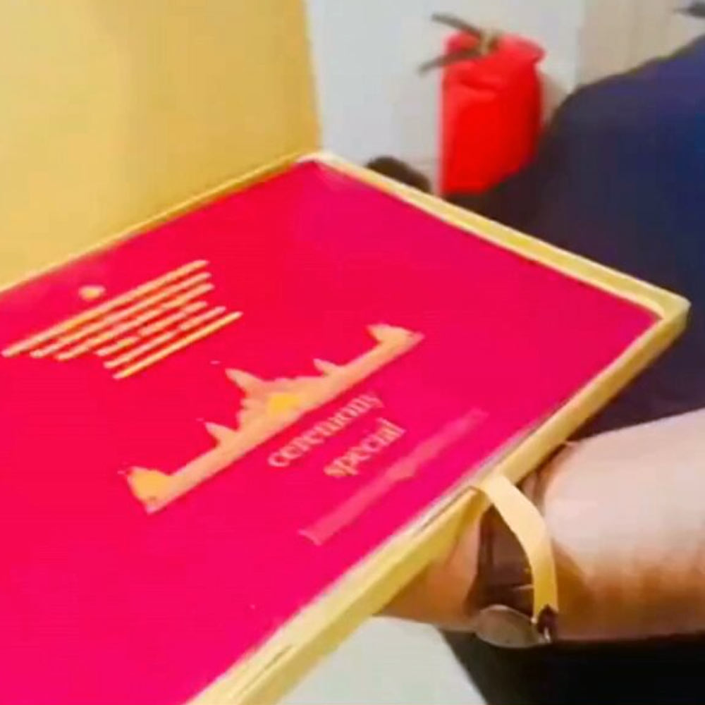 একটি ছোট ছিটকিনি ঘুরিয়ে আমন্ত্রণপত্রের বাক্সটি খুলতে হয়। যার মধ্যে আঁকা রয়েছে হনুমানের গদা। জমকালো আমন্ত্রণপত্রের প্রথম পাতায় রয়েছে সিংহাসনে বসা রাম-সীতার ছবি। পাশে লক্ষ্মণ এবং পদতলে হনুমান। সেই ছবির পরের পাতায় বাঁ দিকের অংশে রামমন্দিরের প্রাণপ্রতিষ্ঠার আমন্ত্রণ।