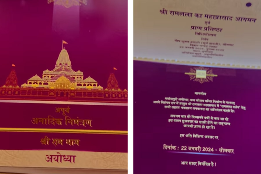 একঝলকে দেখে মনে হচ্ছে, গোটা আমন্ত্রণপত্রেই প্রাচীন ভারতের সংস্কৃতি তুলে ধরতে চেয়েছেন রামমন্দির কর্তৃপক্ষ। দেবনাগরী হরফেও রয়েছে প্রাচীনত্বের ছোঁয়া। তামার মুদ্রা এবং শিশিতে অযোধ্যার মাটির মধ্যেও রয়েছে ‘হিন্দু সংস্কৃতি’।