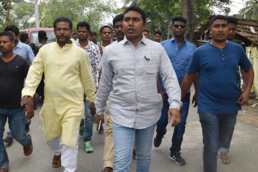 সন্দেশখালির মতো সুন্দরবন লাগোয়া প্রত্যন্ত গ্রামের বাসিন্দা, বছর পঞ্চাশের শেখ শাহজাহান যখন ২০২৩ সালে পঞ্চায়েত ভোটের আগে নির্বাচন কমিশনের কাছে হলফনামা দাখিল করেন, তখন জানা যায়, সরবেড়িয়ায় দেড় কোটি টাকার বাড়ি, ব্যাঙ্কে তাঁর জমা টাকার পরিমাণ সে সময়ে ১ কোটি ৯২ লক্ষ ১২ হাজার। 