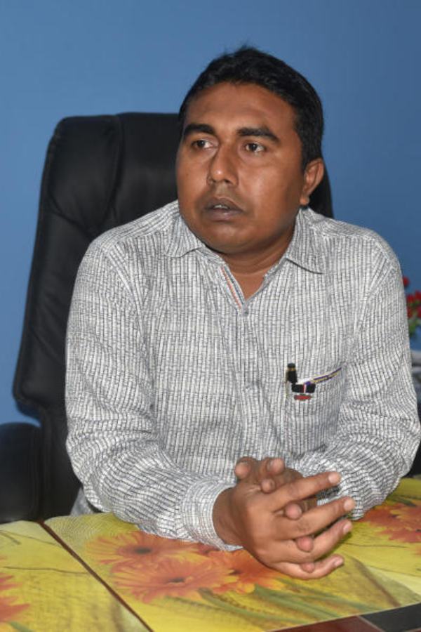 সিপিএমের উত্তর ২৪ পরগনা জেলা সম্পাদকমণ্ডলীর সদস্য আহমেদ আলি খান বলেন, “তৃণমূল দুষ্কৃতীদের টিকিট দিয়েছে, শাহজাহান তারই প্রমাণ। পঞ্চায়েত নির্বাচনে বিরোধীদের এরাই নানা রকম হুমকি দিয়ে, গায়ের জোরে ভোট করিয়েছে।”