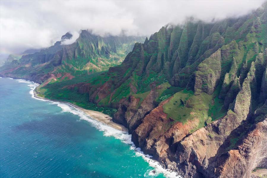 এত দামি বাড়ি নাকি এর আগে আমেরিকায় কেউ তৈরি করেননি। আবার এমনও শোনা যাচ্ছে, প্রাচীর ঘেরা জমিতে শুধু দু’টি প্রাসাদ নয়, আস্ত এক গ্রাম তৈরি করাচ্ছেন জ়াকারবার্গ।